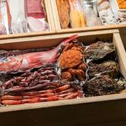 新鮮さと季節にこだわり、店主自ら素材を厳選して調理。お寿司はもちろん、酒の肴からコースまで、彩り豊かな本格和食を心ゆくまで味わえるのが、魅力的です。