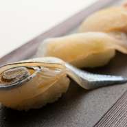 昆布でシメた江戸前寿司と塩で味付けした塩握り。醤油をつけなくても、そのまま食べられます。旬のネタと口の中でほろりとくずれるシャリのバランスが、絶妙な美味しさです。