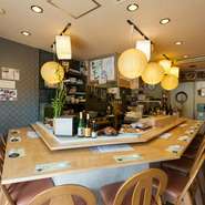 店内にはカウンター席を完備。ひとりでもゆったりと過ごせます。食事やお酒を味わうもよし、カウンター越しに気さくな店主との会話を楽しむもよし。一日の終わりにほっとくつろげるお店です。