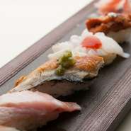 宴会用のコースも充実しています。お寿司や鍋を中心に、多彩な和食が楽しめるのがうれしいポイント。店内には周囲に気兼ねすることなく、くつろげる個室もあるので、ちょっとした女子会にもオススメです。