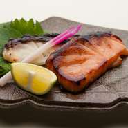 季節の魚を塩こうじで味付けし、焼き上げた一品。お酒のおつまみとしてもよく合います。