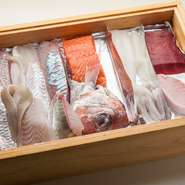 カウンター手前には、その日に仕入れた新鮮な魚介がずらりと並びます。本格的な和食に舌鼓。