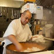 手間暇かけて味付けした江戸前寿司と塩握りをはじめ、一品一品手づくりで仕上げています。