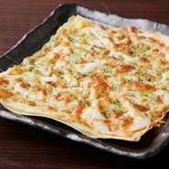 4種類のソース（海老味噌・サルサソース・岩のりとアンチョビ・明太子）から選べる、生地に湯葉をそのまま使用したピザです。薄くサクサクの食感でちょっとつまむのにぴったりの一品です。