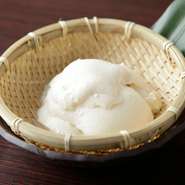 絶妙の柔らかさや程よい甘さを求めて試行錯誤、結論は13％でした。13％の豆乳で作った出来立ての豆腐は美味しさ抜群の自慢の一品です。