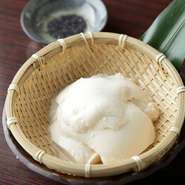 美味しい豆腐を求めて、豆腐屋さんから毎日届く新鮮な豆乳を利用し、店で作っている自家製豆腐です。
