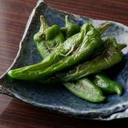 果肉が大きく厚く柔らかい。甘みがあり、種が少なく食べたやすい代表的な京野菜。万願寺唐辛子の焼き物。