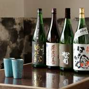 英勲（斎藤酒造）、山城青谷・徳次郎（城陽酒造）など京都の地酒と各地から厳選された酒を置いています。