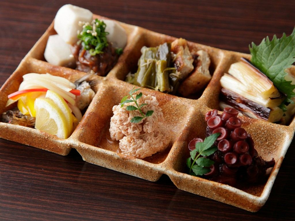 定番と季節感の絶妙なバランスが嬉しい「おばんざい六種盛り」