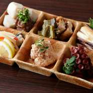 その日のおばんざいから選んだ6品を一皿に盛り合わせたお得な品です。京都の味が一皿で味合えます。