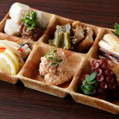 定番と季節感の絶妙なバランスが嬉しい「おばんざい六種盛り」