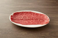 赤身肉の豊かさが口の中いっぱいに広がります