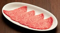一頭から2キロしか取れない、上品な霜降りの希少部位。芳醇な味わいと柔らかい舌触りがたまりません