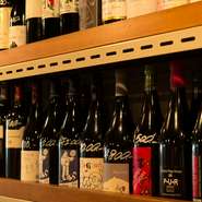壁の棚にズラリと並んだワインはおよそ180種が揃い、価格もリーズナブル。ボトルに価格が表記されているので、気に入ったワインを見つけたら「これ開けるよ！」のひと言でテーブルへどうぞ。