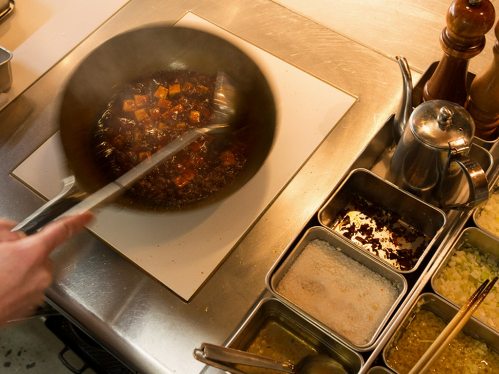 ゲストとシェフを結ぶ粋なカウンターキッチン