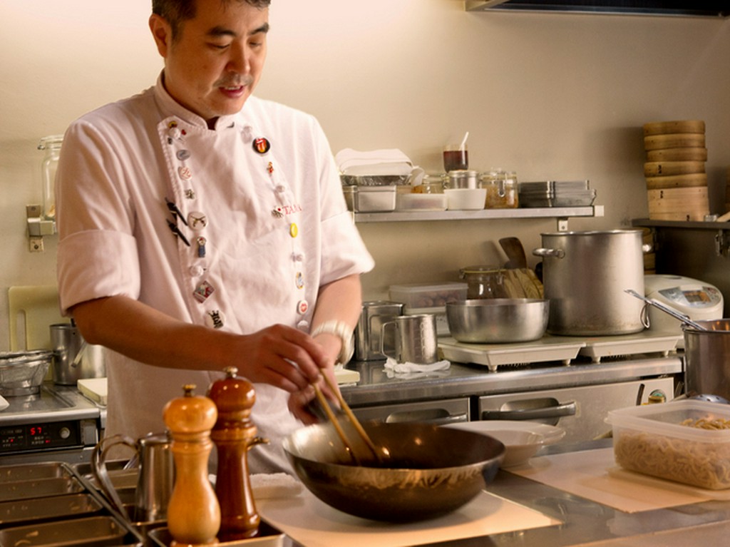 カウンターはゲストの視線が注がれるライブキッチン