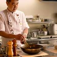 オープンキッチンになったカウンターでは2つのIHを駆使して特注の中華鍋をふるいます。