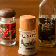 ピイバチは、ピパーツなどとも呼ばれるヒハツモドキという植物が原料となった沖縄の香辛料のこと。