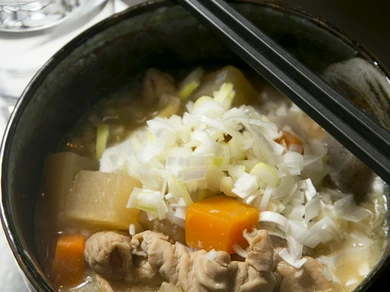 ほろほろっとしたやわらかさ。深い味わいの名物『自家製もつ煮』