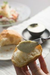 自家製アンチョビバターと全粒粉パン