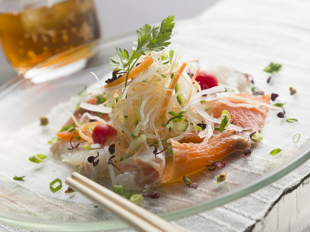 『自家製スモークサーモンと白身魚のカルパッチョ』