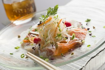 『自家製スモークサーモンと白身魚のカルパッチョ』