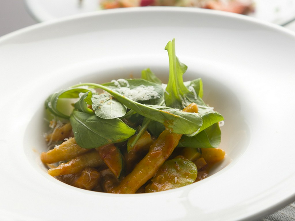 自家製ハムと空豆の田園風生パスタ