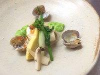 コース内容	
・お好みの前菜2品
・サラダ
・お好みの主菜2品

上記内容に「焼き立てパン」「デザート」「コーヒー又は紅茶」がつきます。
本日のお料理の中からお好きなものをチョイスできます。 