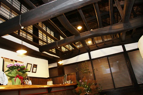 店内へ一歩入ると、太い梁が建物の歴史を感じさせてくれます