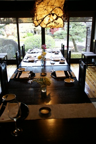 壁一面の大きな窓から見える風景に、溶け込むような気になります