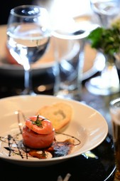 大切な方の誕生日や結婚記念日など、特別な日のディナーに。
花束の手配も承ります。 
 