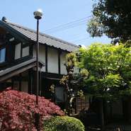 この道25年のベテラン「パン番長」小澤の作るパンは天然酵母を使い、ゆっくりと旨みを引き出し、繊細な甘みや豊かな風味が特徴。
「毎日の食にちょっとした上質を求める女性のためのお店」をコンセプトにお料理メニューは地元の採れたて野菜を中心にしました。
母屋の藤右ェ門栄をはじめ、門や蔵などが国の登録文化財です。200年の歴史を誇る建物と四季折々表情を変える庭園は1500坪。
米蔵の雰囲気が残る和のカフェ、蔵日和です。