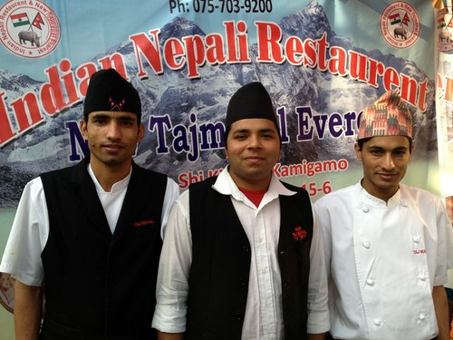 インド・ネパール出身の料理人たちが、雰囲気を盛り立てます 