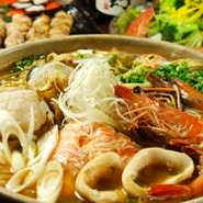 旬の食材をたっぷり使用したお鍋は、４種類。お魚だけでなくお肉も味わえるメニューもあり、肉派も大満足。
【11月～4月のみの提供となります】