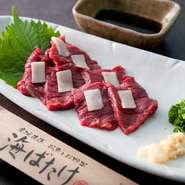 熊本より直送の馬刺しです。たてがみもついてます！！九州の少し甘い醤油でお召し上がり下さい。