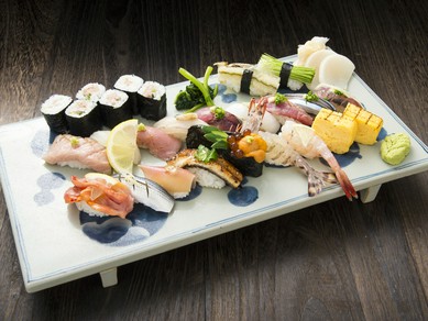 新鮮な魚介類に、一手間をかけた『おまかせ蘭にぎり』