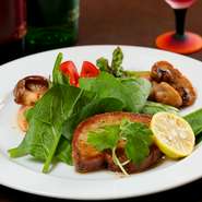 厚めに切ったフォアグラを焼きバルサミコ風味で仕上げた自慢の逸品です。