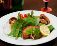 厚めに切ったフォアグラを焼きバルサミコ風味で仕上げた自慢の逸品です。