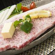 刺身でも食べられるほど新鮮な霜降り黒毛和牛を使用。絶妙な火加減で、ロースの旨みを丸ごと味わえます。