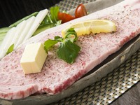 新鮮なまま贅沢に焼き上げる『黒毛和牛サーロイン網焼きステーキ』