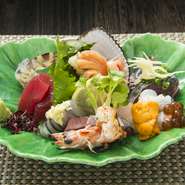 地物を中心とした刺身の盛り合わせ。全国各地から仕入れた旬の鮮魚が使われています。