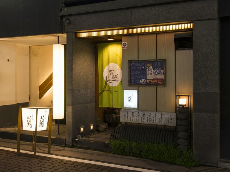 凛とした佇まいの【すし亭 蘭】。優しげな照明が印象的です