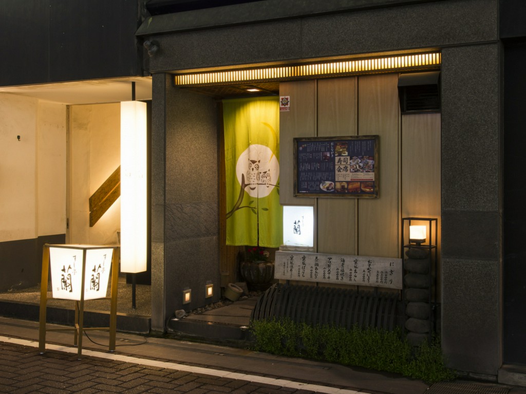凛とした佇まいの【すし亭　蘭】。優しげな照明が印象的です
