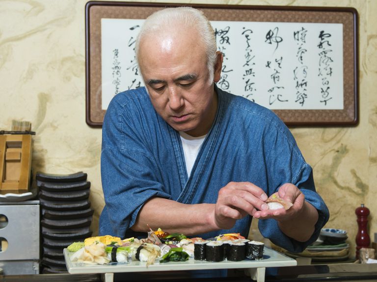 仕入れから仕込み、すべてに心を込めて。料理人の技が光ります