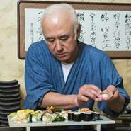 食材本来の持ち味を最大限に引き出すため、すべてにおいてひと工夫を惜しまないと語る料理人。