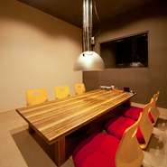 完全個室のお座敷と半個室テーブル席も用意されています。接待や顔合わせのような大事な場面などにはぴったり。そこにＡ５ランクの宮崎県産の和牛で満足度ＵＰ！和やかに話をすすめられること間違いなしです。