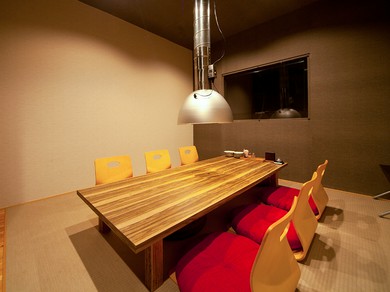 完全お座敷個室はテレビ付き、テーブル半個室は雰囲気満点！