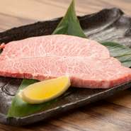 牛の肩の内側にある赤身。細かく入った霜降りの柔らかさと、しっかりとした肉の甘みも感じられます。