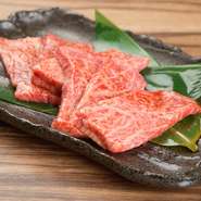 カルビに付けるタレは、あっさりとした自家製ダレ。肉の旨味を引き出し、後味の良い美味しさが特徴です。