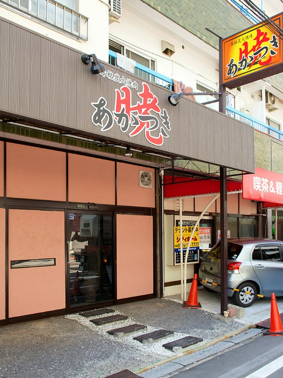 出入口には、大きな一枚のスライドドアを設置